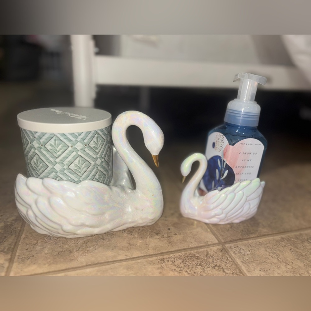 Bath & body Works, Vreeswyk candle holder and soap dispenser holder swans